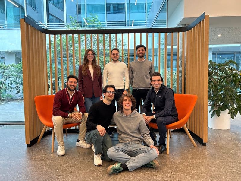 Andrea Losavio insieme al team di Quido negli uffici dell'azienda