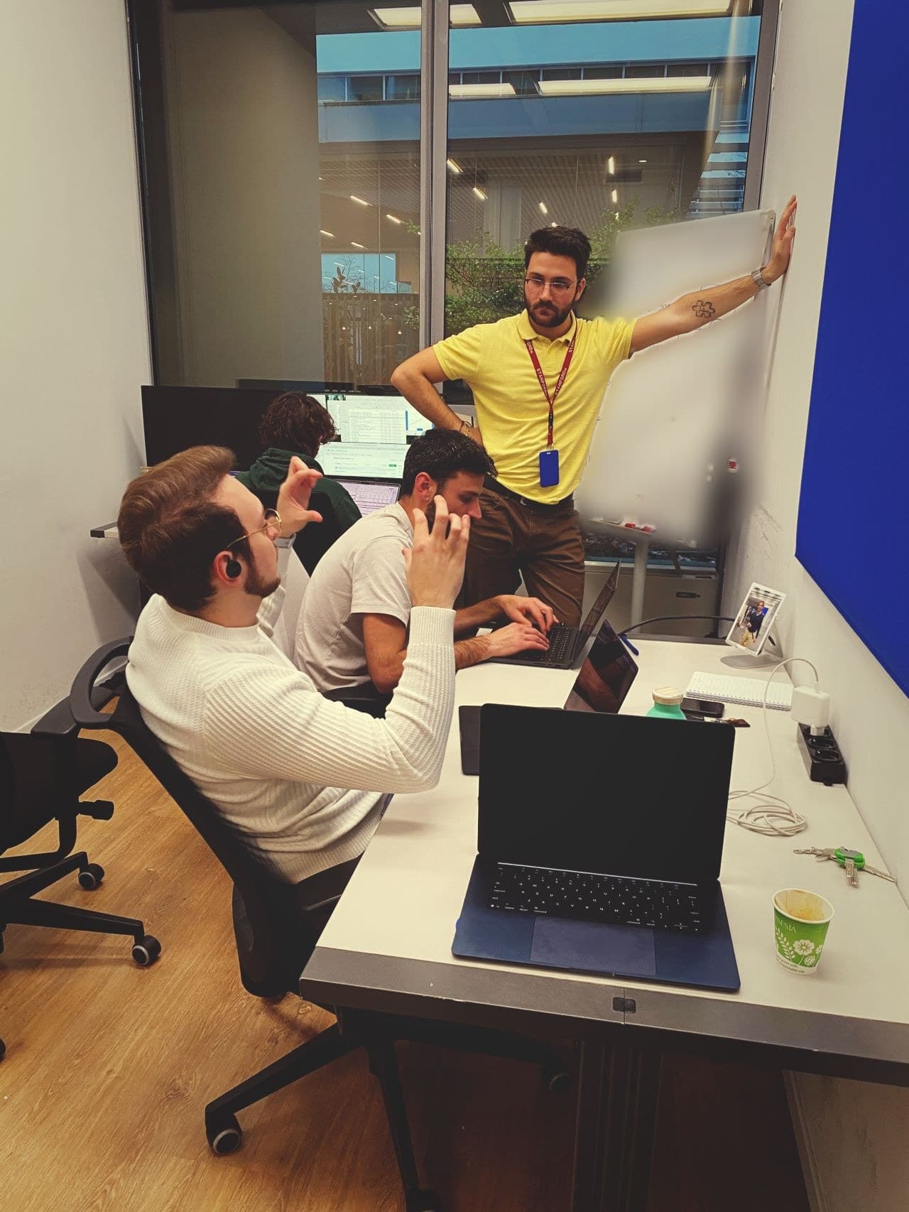 Andrea Losavio progetta una soluzione alla lavagna insieme a un collega del team Quido
