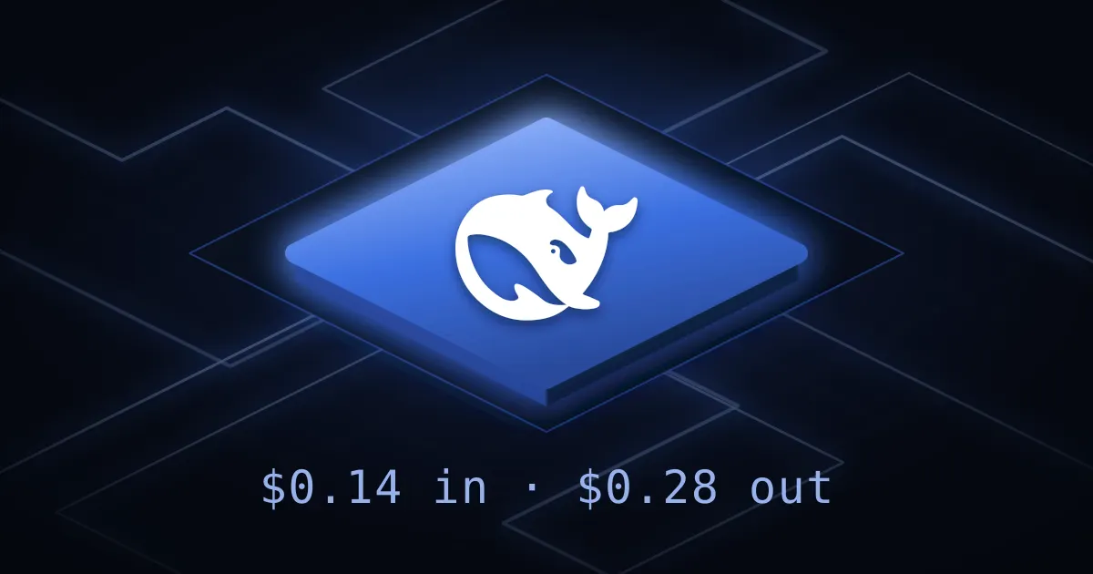 La balena di DeepSeek, bianca e frontale, sulla faccia superiore di un chip isometrico luminoso, e sotto la riga $0.14 in, $0.28 out