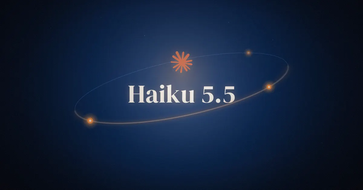 La stella arancione di Claude sopra la scritta Haiku 5.5, su un fondo blu notte, attraversata da un'orbita ellittica inclinata con tre piccoli nodi arancioni luminosi